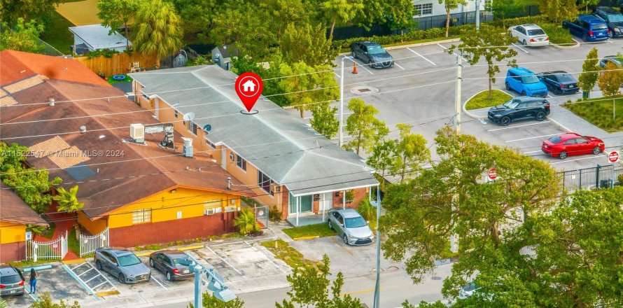 Commercial property in Hallandale Beach, Florida 169.92 sq.m. № 975255