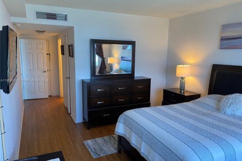 Condo in Hollywood, Florida, 1 bedroom  № 1232734 - photo 4