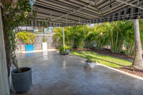 House in Wilton Manors, Florida 3 bedrooms, 165.83 sq.m. № 964003 - photo 21