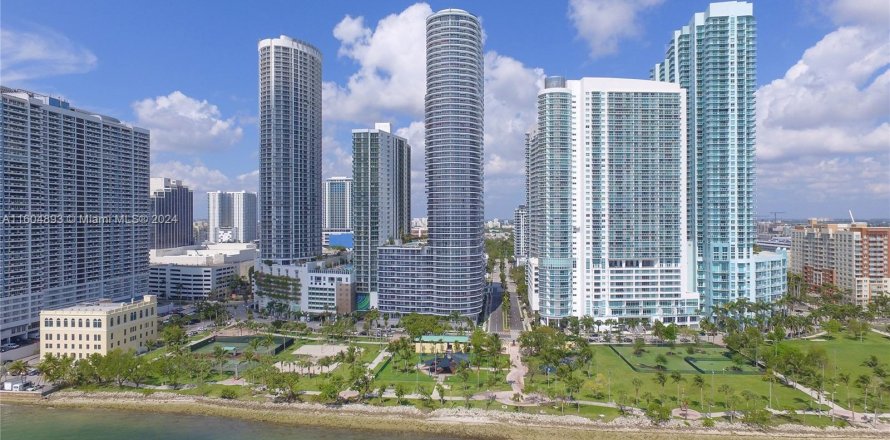 Condo in Miami, Florida, 2 bedrooms  № 1226141