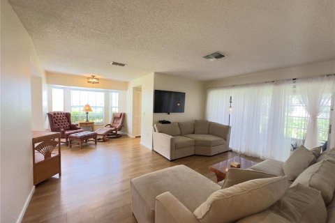 Condo in New Port Richey, Florida, 2 bedrooms  № 1334441 - photo 5