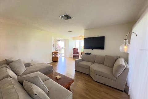 Condo in New Port Richey, Florida, 2 bedrooms  № 1334441 - photo 8