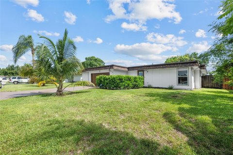 House in Tamarac, Florida 4 bedrooms, 159.42 sq.m. № 1364244 - photo 17