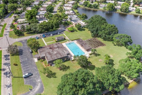 Casa en venta en Tamarac, Florida, 4 dormitorios, 159.42 m2 № 1364244 - foto 20