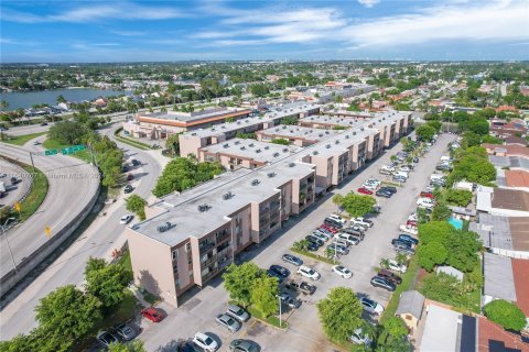 Condo in Hialeah, Florida, 2 bedrooms  № 1316419 - photo 22