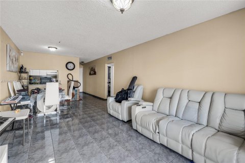 Condo in Hialeah, Florida, 2 bedrooms  № 1316419 - photo 5