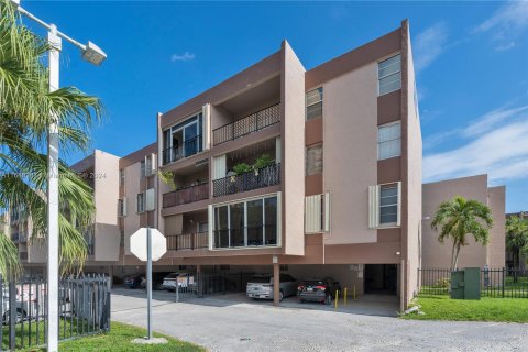 Condo in Hialeah, Florida, 2 bedrooms  № 1316419 - photo 1