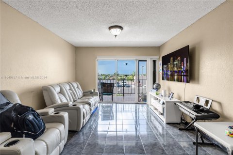 Condo in Hialeah, Florida, 2 bedrooms  № 1316419 - photo 3