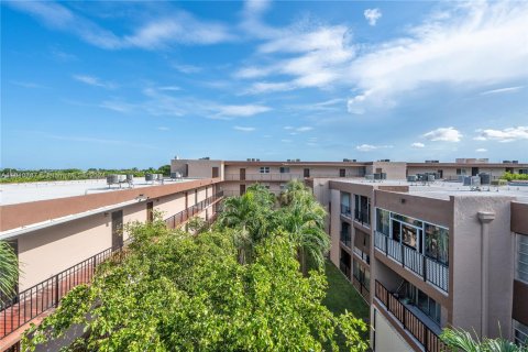 Condo in Hialeah, Florida, 2 bedrooms  № 1316419 - photo 17