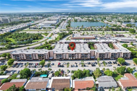 Condo in Hialeah, Florida, 2 bedrooms  № 1316419 - photo 30