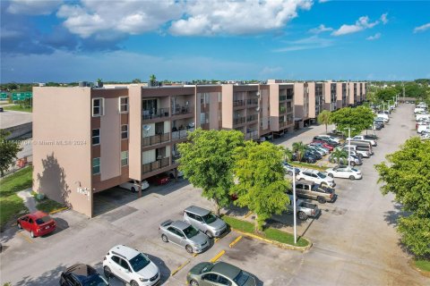 Condominio en venta en Hialeah, Florida, 2 dormitorios, 99.41 m2 № 1316419 - foto 21