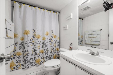 Condo in Hialeah, Florida, 2 bedrooms  № 1316419 - photo 12