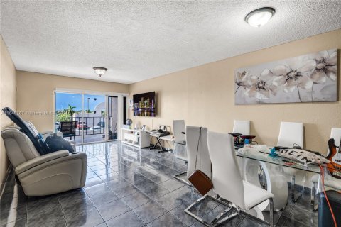 Condo in Hialeah, Florida, 2 bedrooms  № 1316419 - photo 4