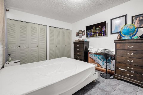 Condo in Hialeah, Florida, 2 bedrooms  № 1316419 - photo 14