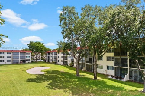 Condo in Pembroke Pines, Florida, 2 bedrooms  № 1222903 - photo 27