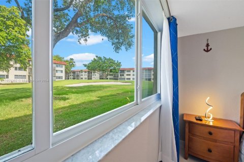 Condo in Pembroke Pines, Florida, 2 bedrooms  № 1222903 - photo 15