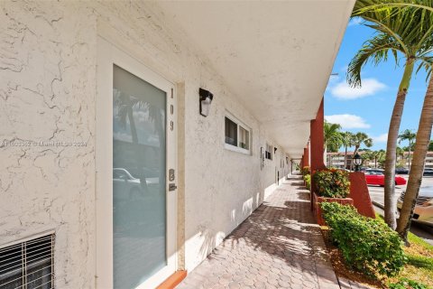 Condo in Pembroke Pines, Florida, 2 bedrooms  № 1222903 - photo 23