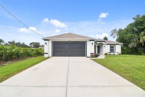 House in North Port, Florida 3 bedrooms, 178.37 sq.m. № 1192661 - photo 3