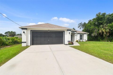 House in North Port, Florida 3 bedrooms, 178.37 sq.m. № 1192661 - photo 1