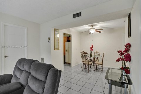Condominio en venta en Lauderhill, Florida, 2 dormitorios, 90.3 m2 № 998129 - foto 5