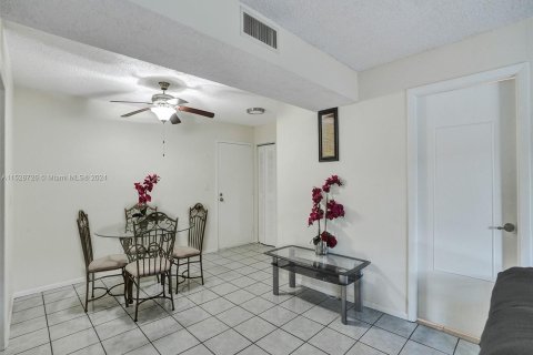 Condominio en venta en Lauderhill, Florida, 2 dormitorios, 90.3 m2 № 998129 - foto 8