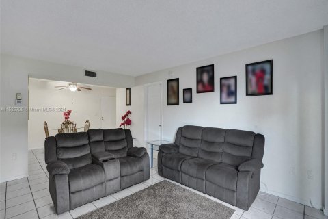 Condominio en venta en Lauderhill, Florida, 2 dormitorios, 90.3 m2 № 998129 - foto 1