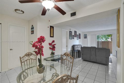 Condominio en venta en Lauderhill, Florida, 2 dormitorios, 90.3 m2 № 998129 - foto 6