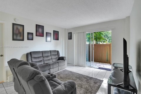 Condominio en venta en Lauderhill, Florida, 2 dormitorios, 90.3 m2 № 998129 - foto 2