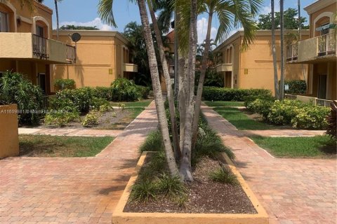 Condominio en venta en Hialeah, Florida, 1 dormitorio, 87.61 m2 № 1232158 - foto 22