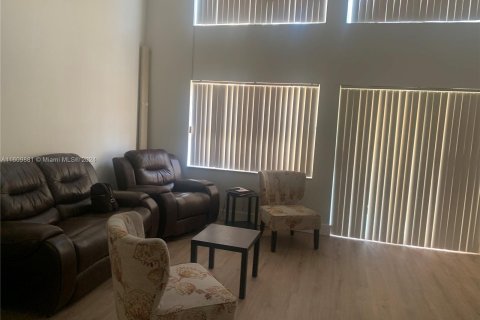 Condominio en venta en Hialeah, Florida, 1 dormitorio, 87.61 m2 № 1232158 - foto 1