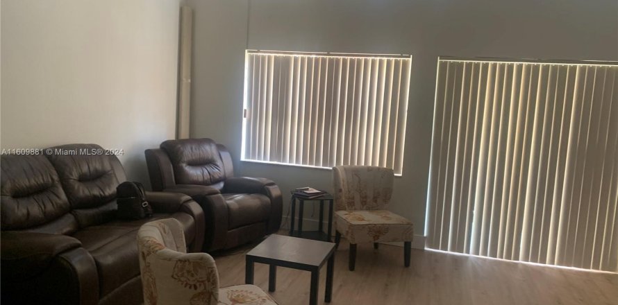 Condominio en Hialeah, Florida, 1 dormitorio  № 1232158