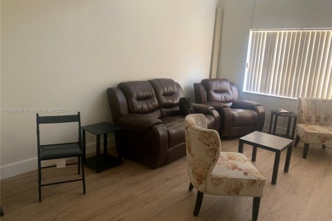 Condominio en venta en Hialeah, Florida, 1 dormitorio, 87.61 m2 № 1232158 - foto 4