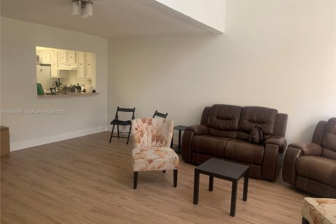 Condominio en venta en Hialeah, Florida, 1 dormitorio, 87.61 m2 № 1232158 - foto 9