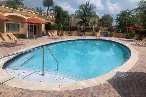 Condominio en venta en Hialeah, Florida, 1 dormitorio, 87.61 m2 № 1232158 - foto 14