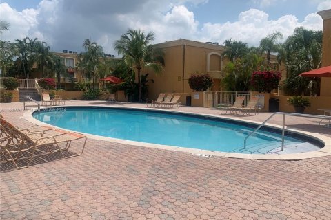 Condominio en venta en Hialeah, Florida, 1 dormitorio, 87.61 m2 № 1232158 - foto 13