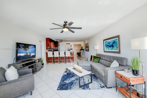 Condominio en alquiler en Hollywood, Florida, 1 dormitorio, 104.98 m2 № 13783 - foto 14
