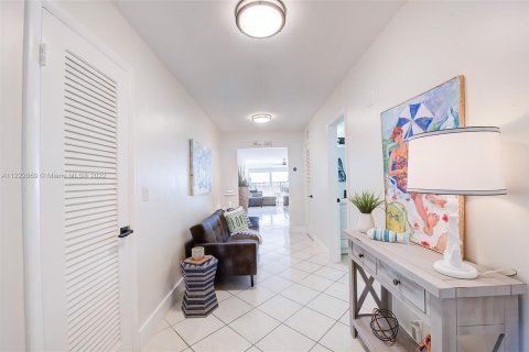 Condominio en alquiler en Hollywood, Florida, 1 dormitorio, 104.98 m2 № 13783 - foto 8