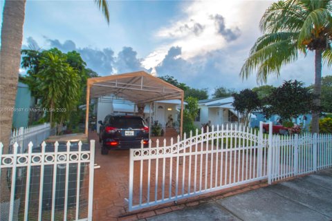 Купить коммерческую недвижимость в Норт-Майами, Флорида 212.19м2, № 572715 - фото 2