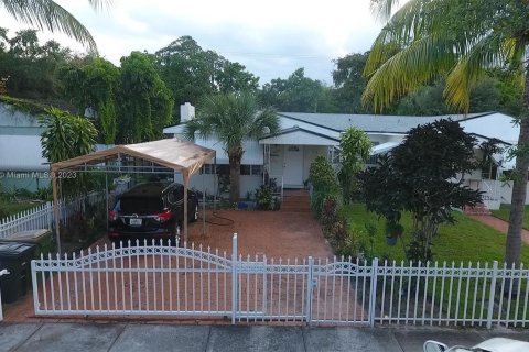 Купить коммерческую недвижимость в Норт-Майами, Флорида 212.19м2, № 572715 - фото 1
