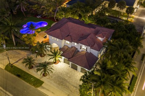 Casa en venta en Dania Beach, Florida, 7 dormitorios, 432 m2 № 1008935 - foto 1