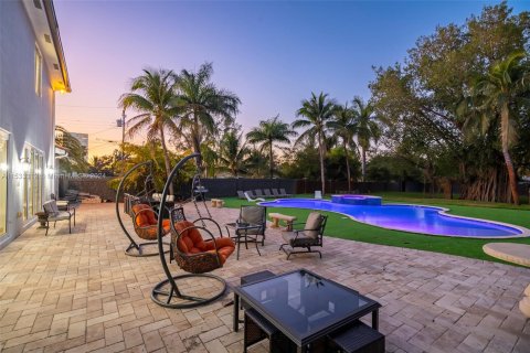 Casa en venta en Dania Beach, Florida, 7 dormitorios, 432 m2 № 1008935 - foto 12