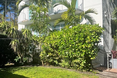 Condo in Miami Beach, Florida, 1 bedroom  № 1187201 - photo 1