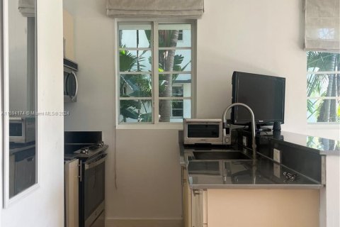 Condo in Miami Beach, Florida, 1 bedroom  № 1187201 - photo 9