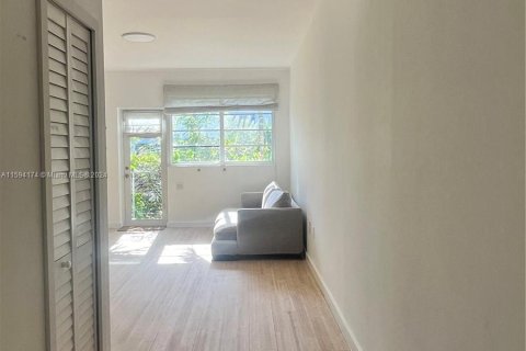 Condo in Miami Beach, Florida, 1 bedroom  № 1187201 - photo 17