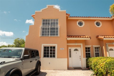 Townhouse in Miami, Florida 3 bedrooms, 134.34 sq.m. № 1328001 - photo 2