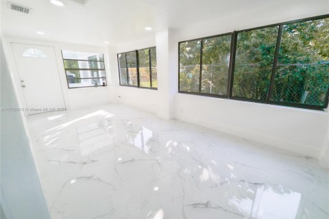 House in North Miami Beach, Florida 4 bedrooms, 160.16 sq.m. № 1404323 - photo 18