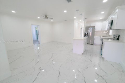 House in North Miami Beach, Florida 4 bedrooms, 160.16 sq.m. № 1404323 - photo 19