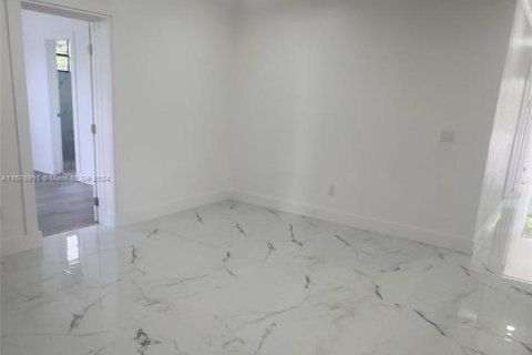 House in North Miami Beach, Florida 4 bedrooms, 160.16 sq.m. № 1404323 - photo 6