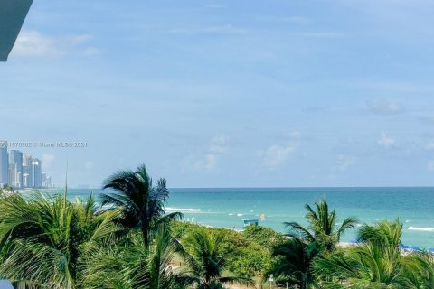 Condominio en venta en Surfside, Florida, 2 dormitorios, 102.19 m2 № 1404325 - foto 17