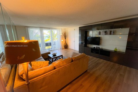 Condo in Surfside, Florida, 2 bedrooms  № 1404325 - photo 6